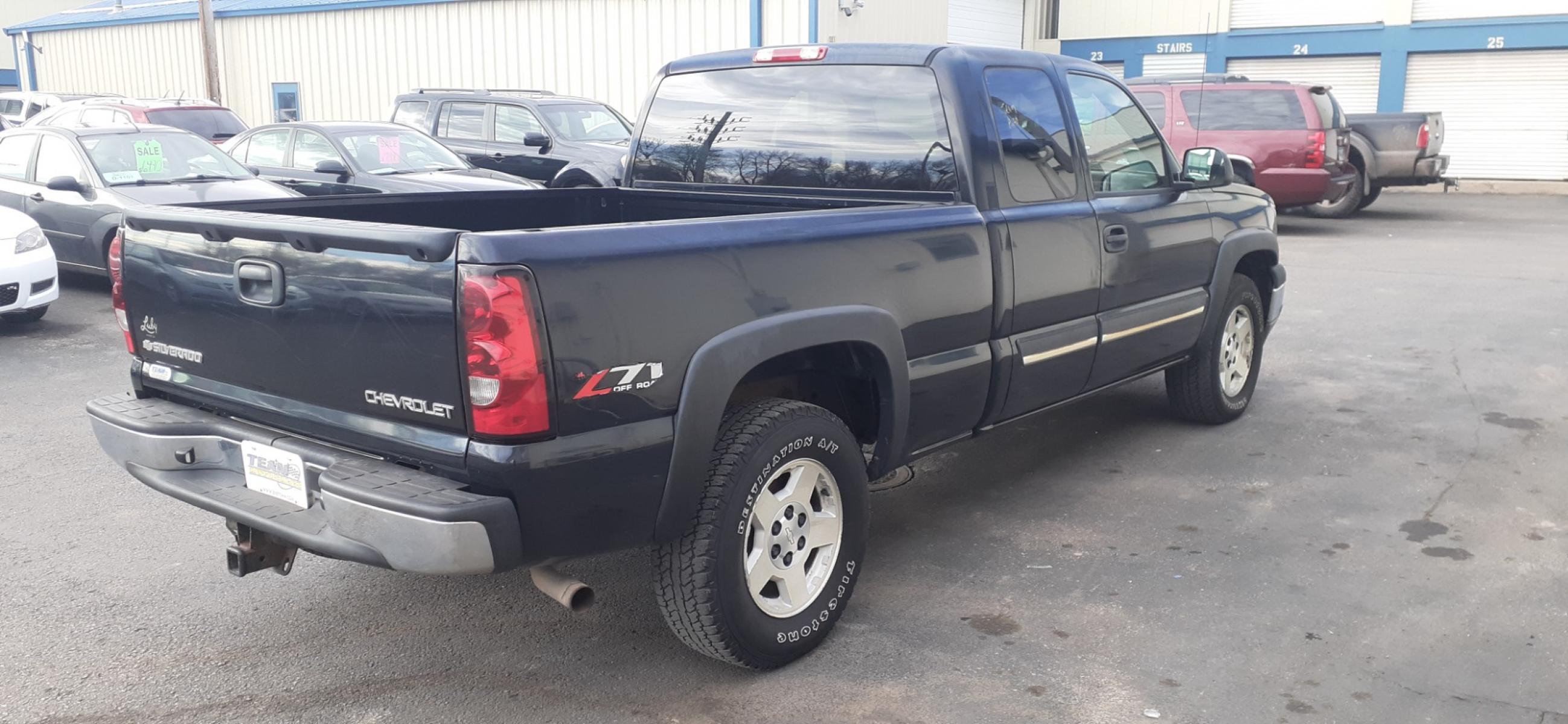 2005 Chevrolet Silverado 1500 Ext. Cab Long Bed 4WD (1GCEK19Z05Z) with an 5.3L V8 OHV 16V FFV engine, 4-Speed Automatic Overdrive transmission, located at 2015 Cambell Street, Rapid City, SD, 57701, (605) 342-8326, 44.066433, -103.191772 - CARFAX AVAILABLE - Photo #3